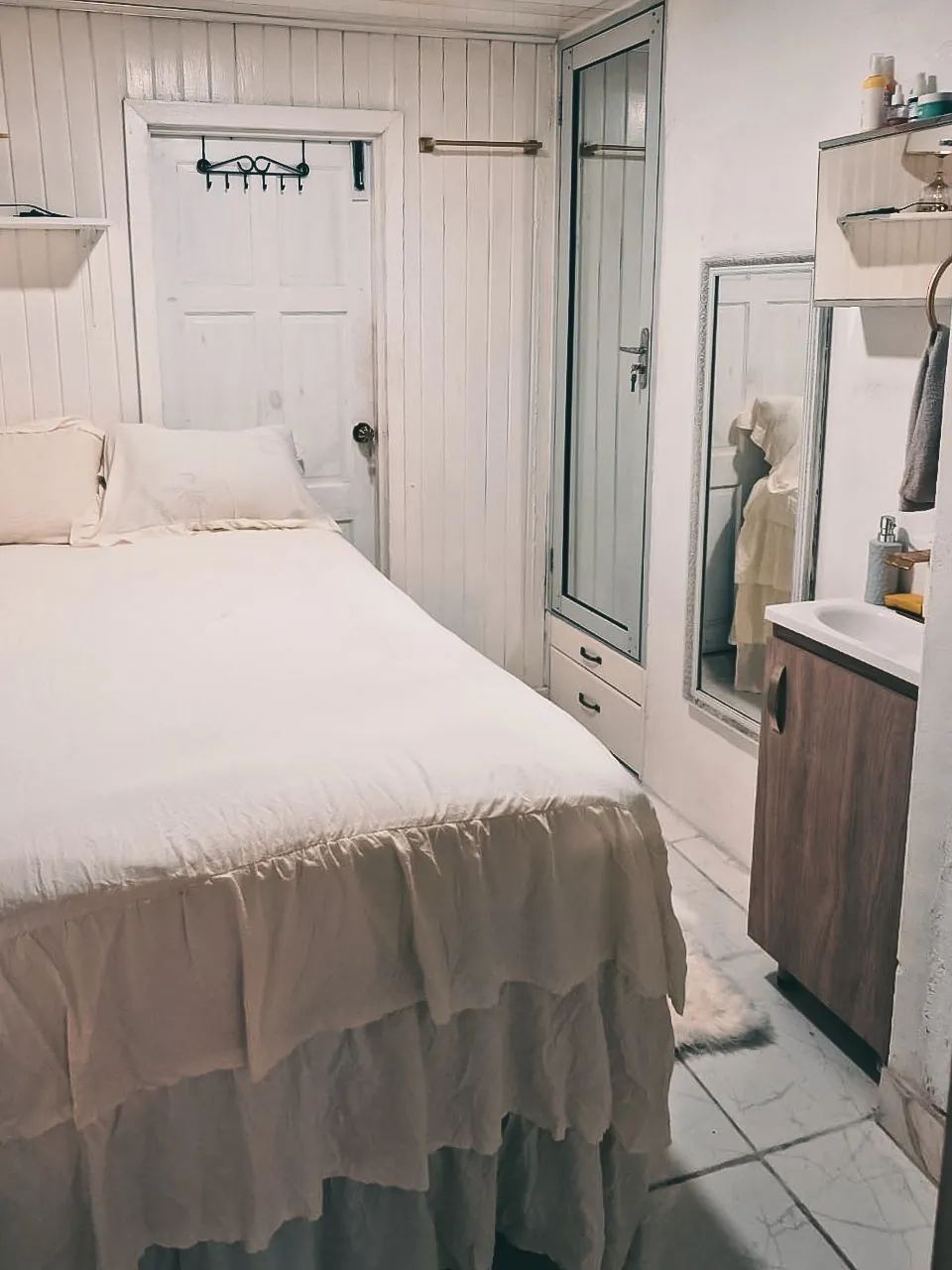 Queenstown Haven bedroom with white linen
